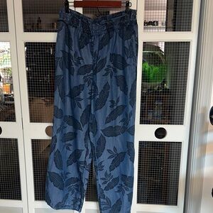 Relaxed Wide-Leg Leaf Print Pants in Denim Blue